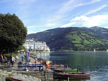 800px-zellamsee_uferpromenade_grandhotel